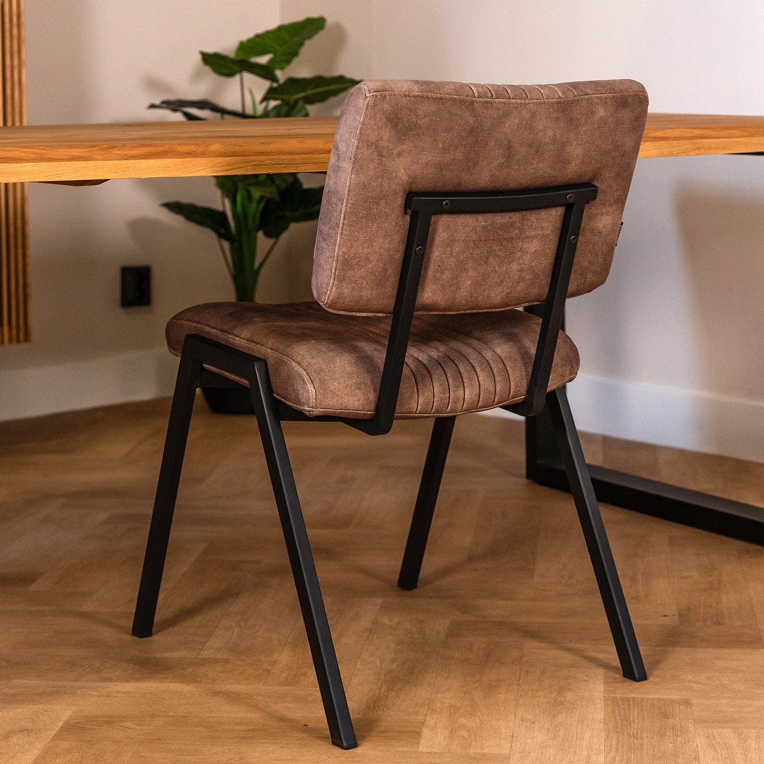 Eetkamerstoel Savio | Goldy Latte | Magazijn leegverkoop