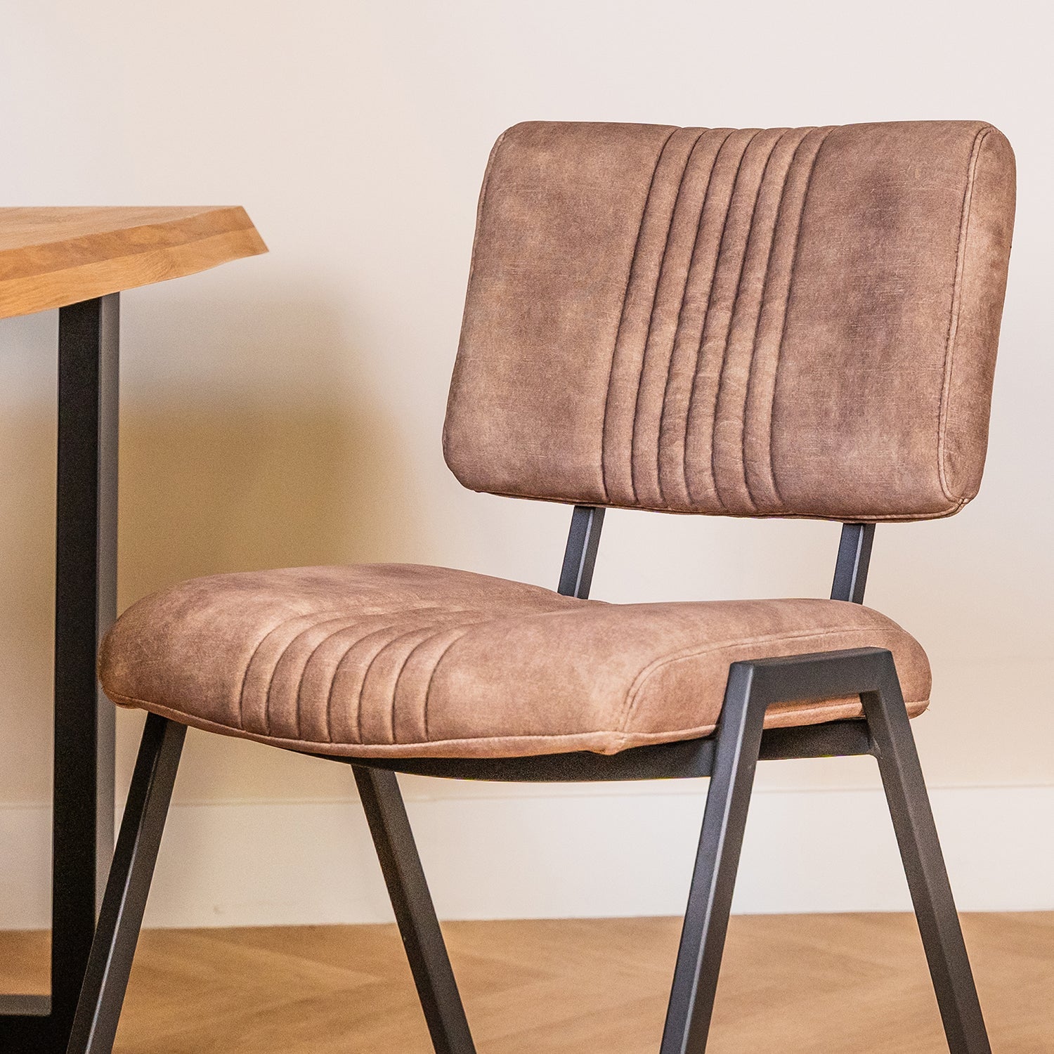 Eetkamerstoel Savio | Goldy Latte | Magazijn leegverkoop
