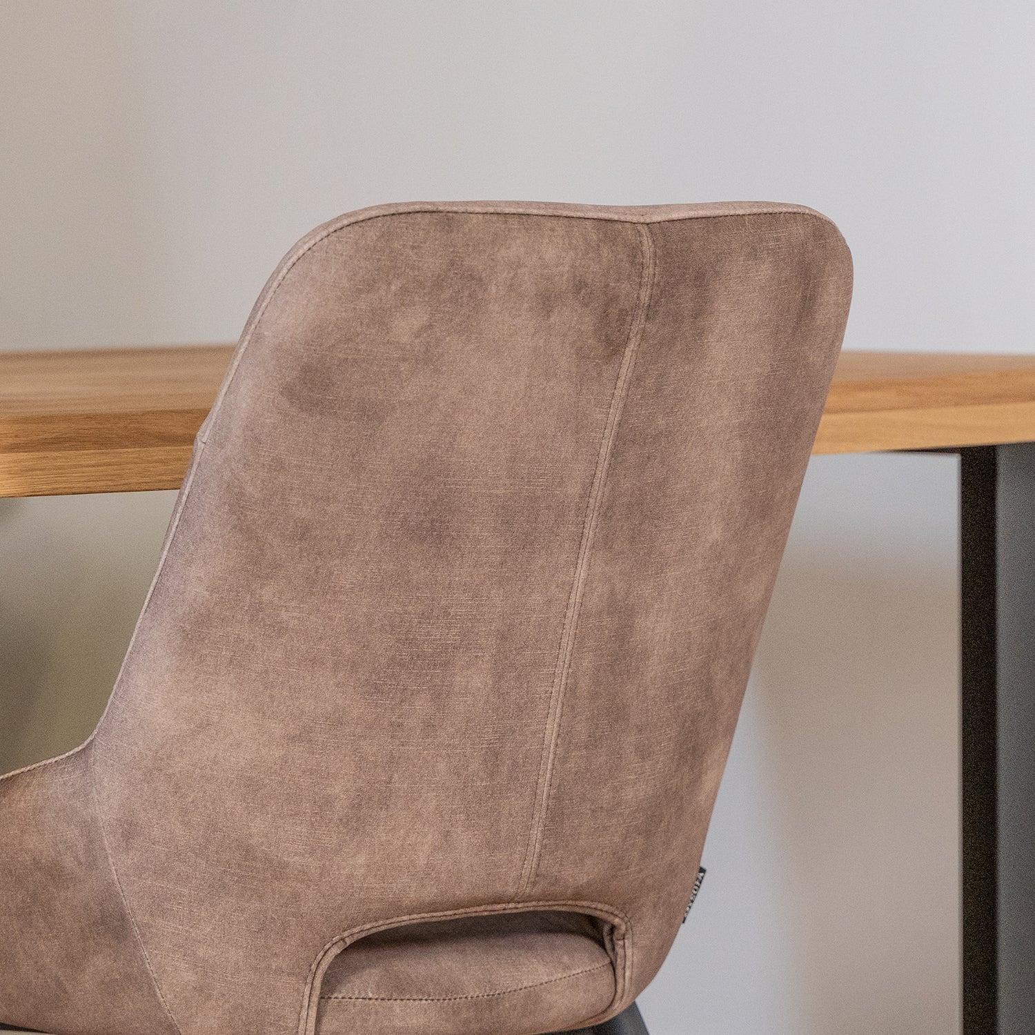 Eetkamerstoel Chili | Velvet Goldy Latte | Magazijn leegverkoop