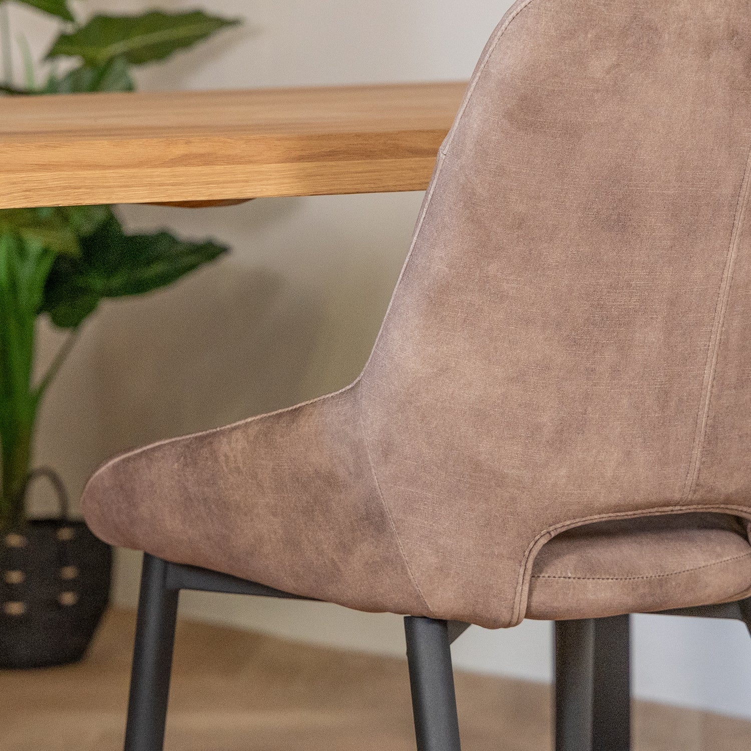 Eetkamerstoel Chili | Velvet Goldy Latte | Magazijn leegverkoop