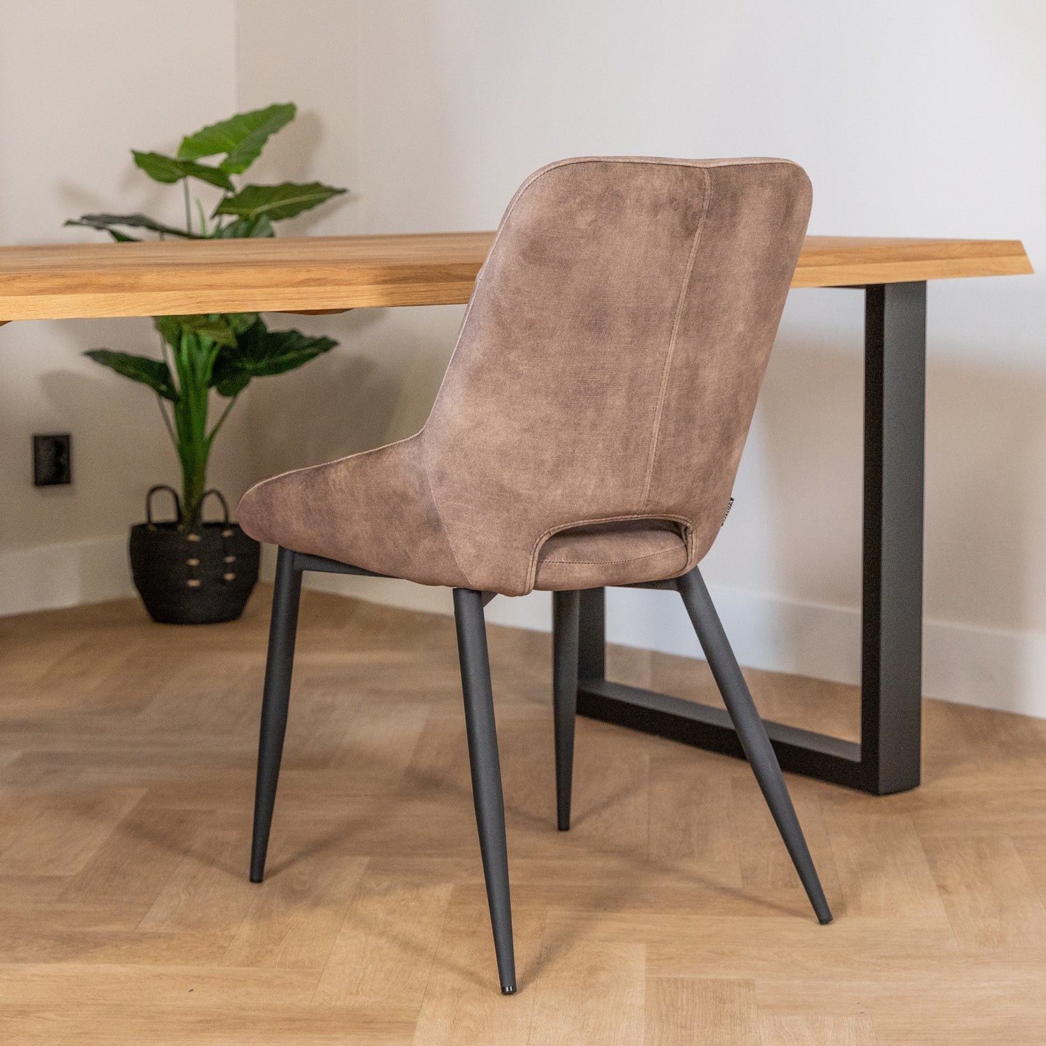 Eetkamerstoel Chili | Velvet Goldy Latte | Magazijn leegverkoop