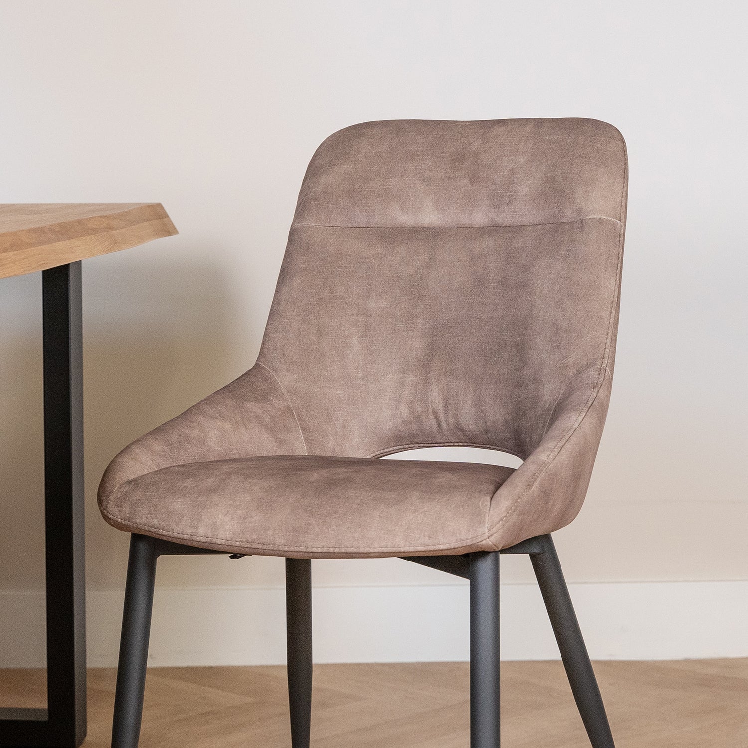 Eetkamerstoel Chili | Velvet Goldy Latte | Magazijn leegverkoop