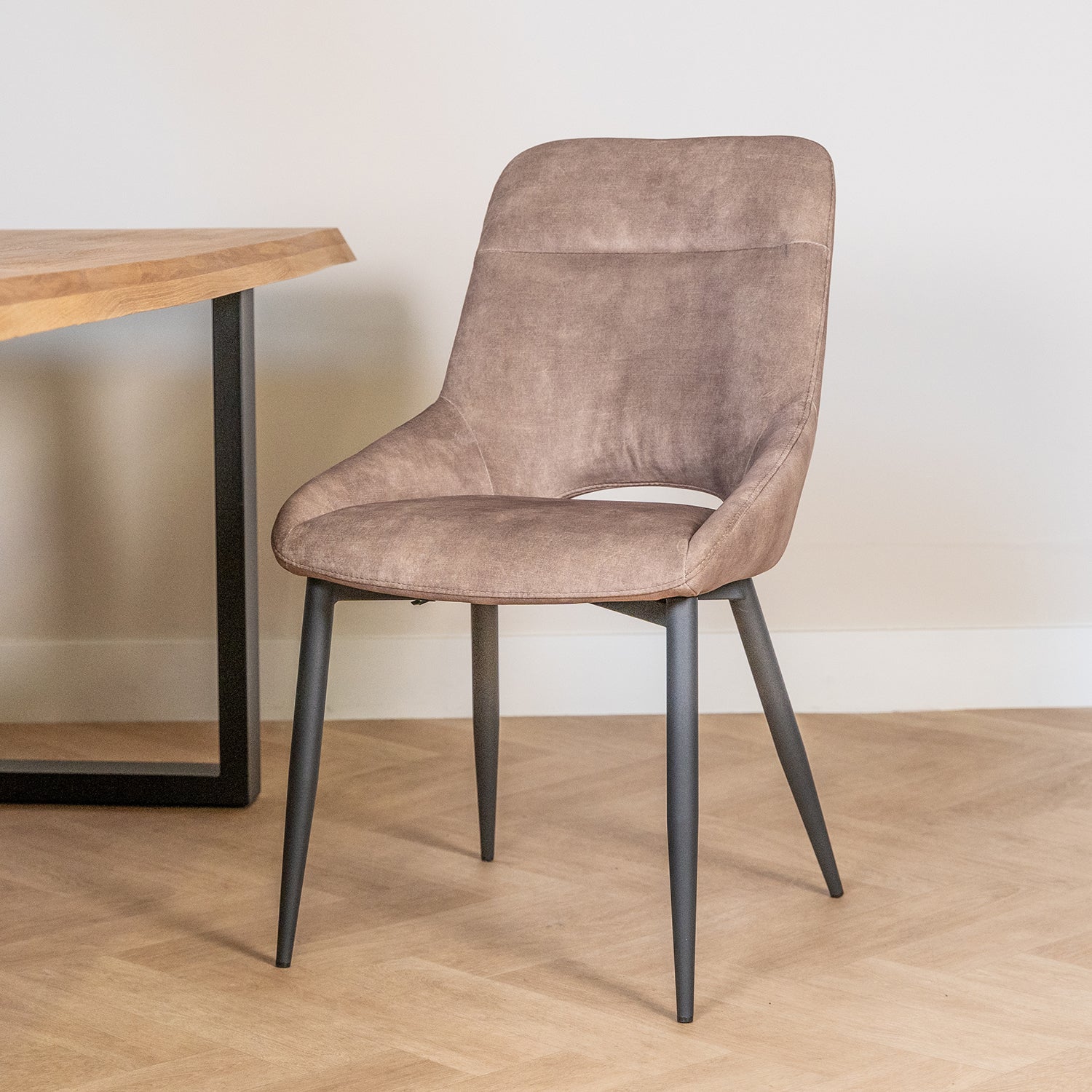 Eetkamerstoel Chili | Velvet Goldy Latte | Magazijn leegverkoop