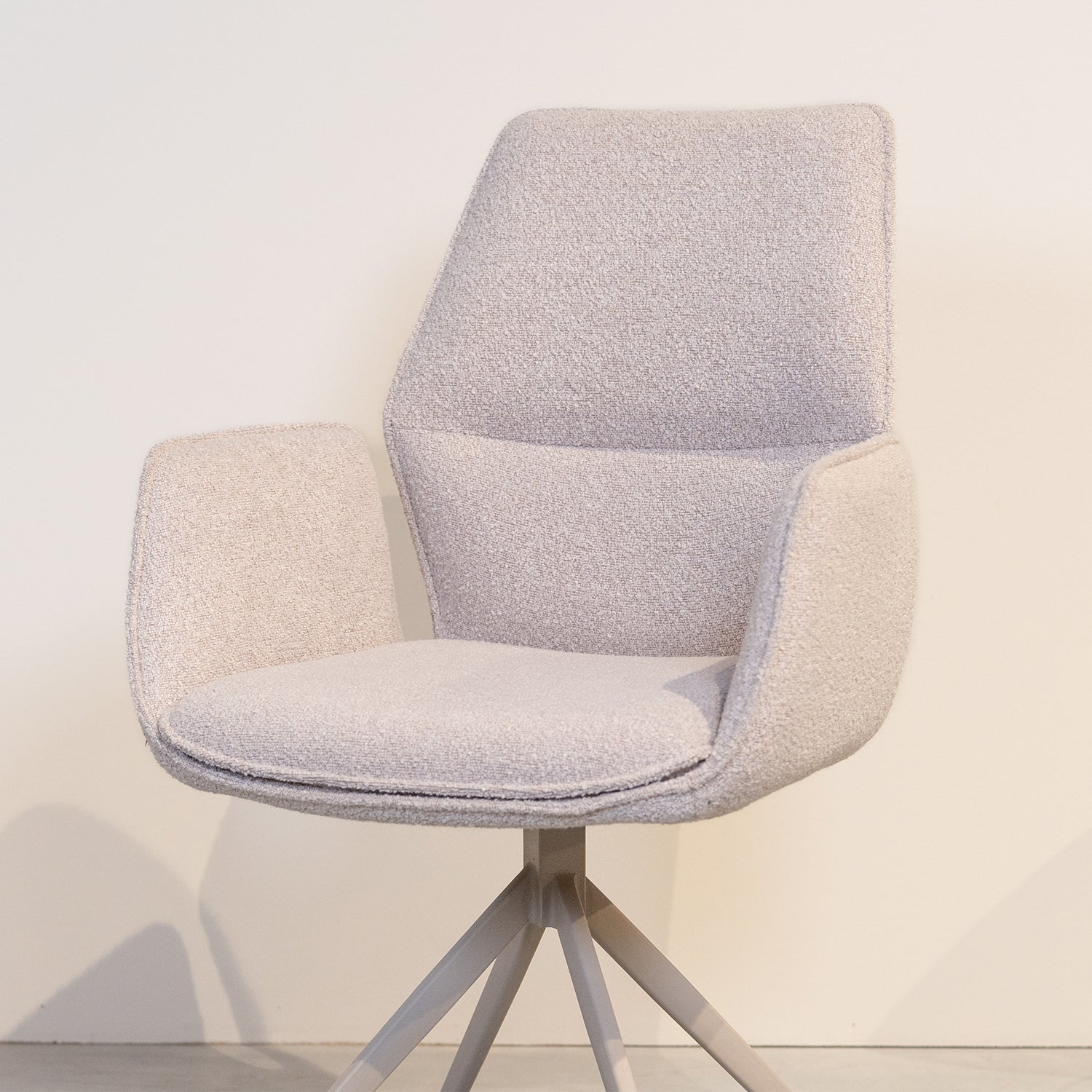 Eetkamerstoel Mellow | Naturel Bouclé | Magazijn leegverkoop