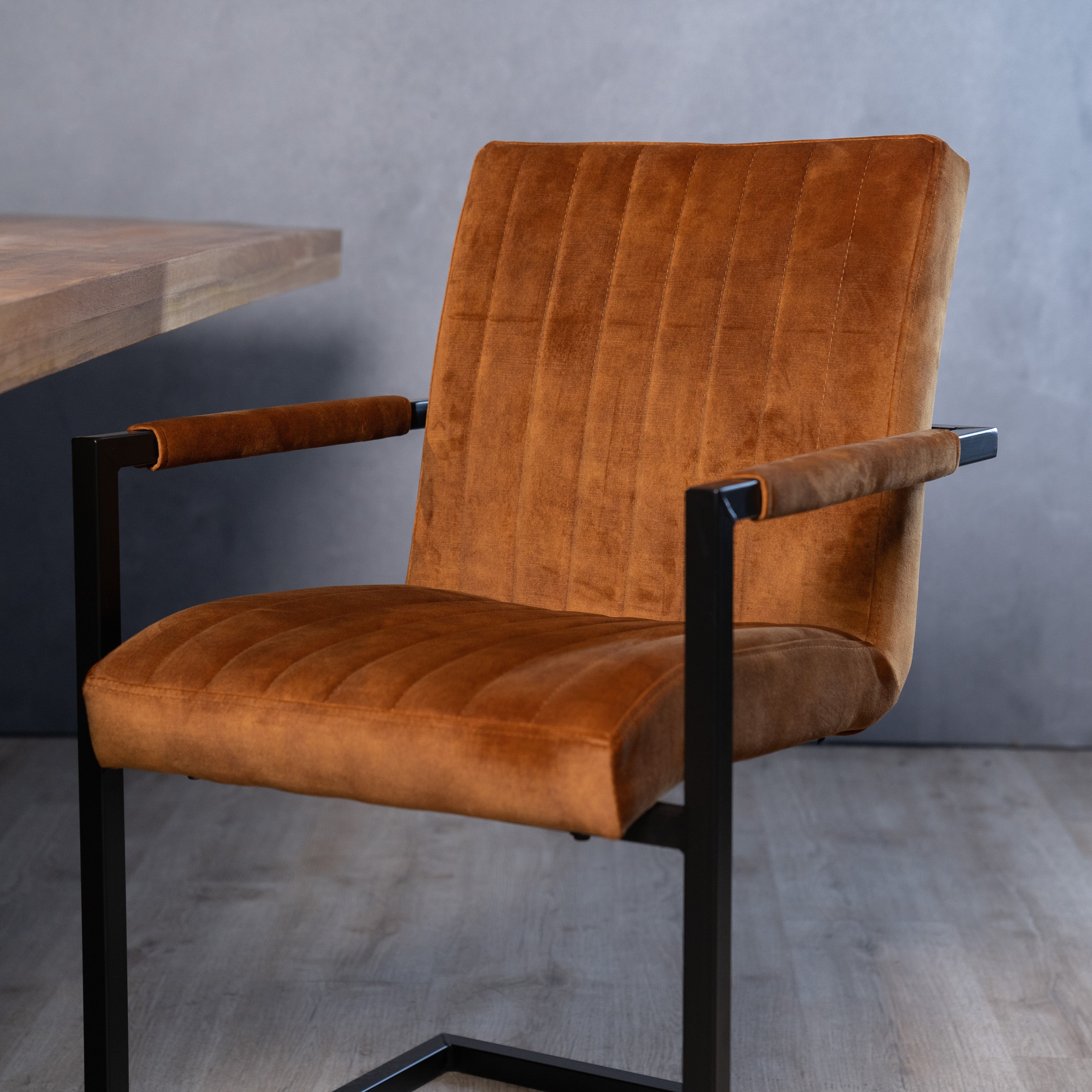 Eetkamerstoel Milo | Oker Velours | Magazijn leegverkoop