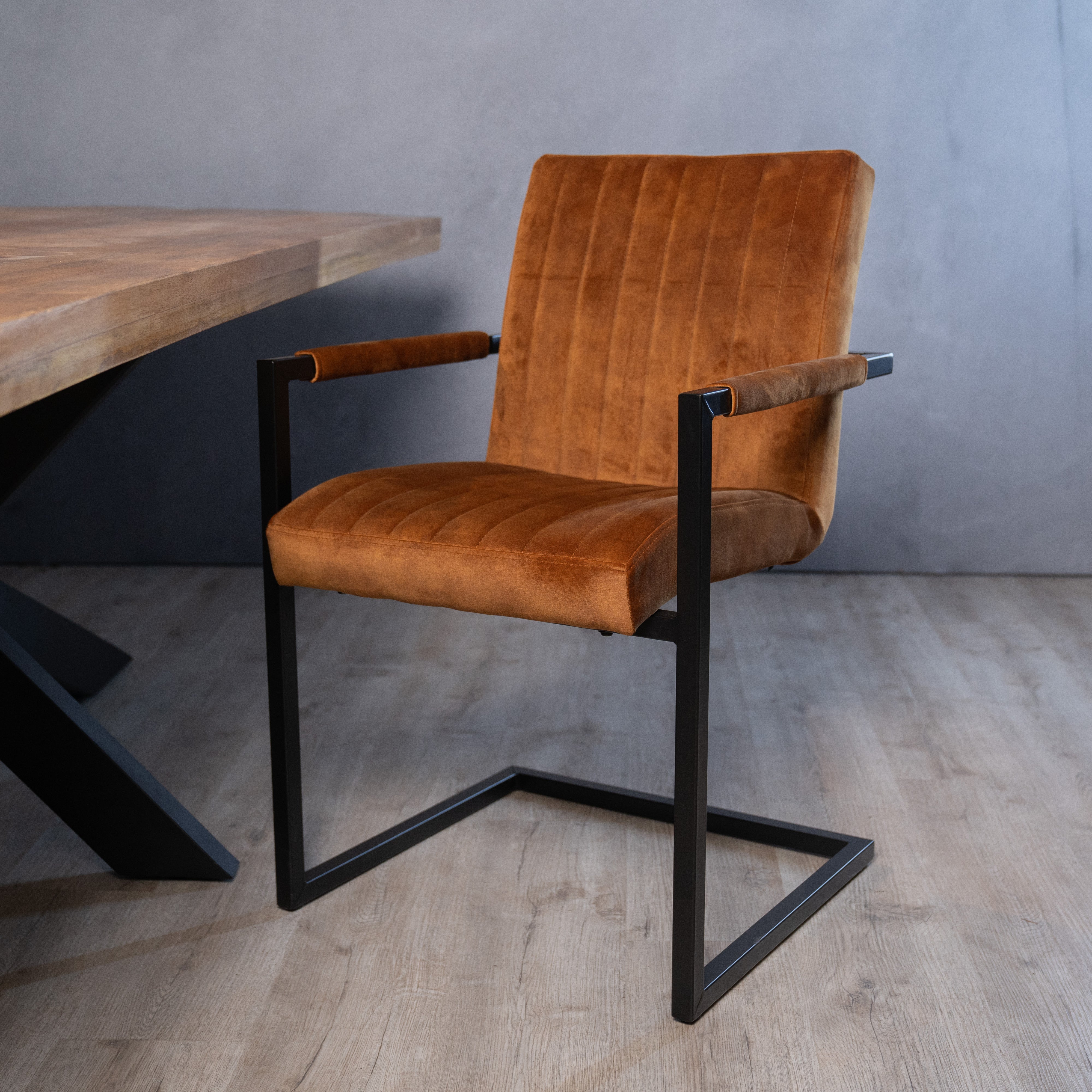 Eetkamerstoel Milo | Oker Velours | Magazijn leegverkoop